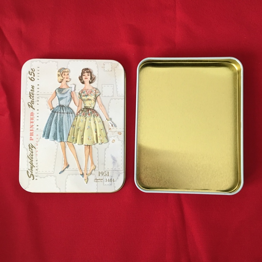 Vintage Simplicity Sewing Pattern Mini Tin - Picture 3 of 4